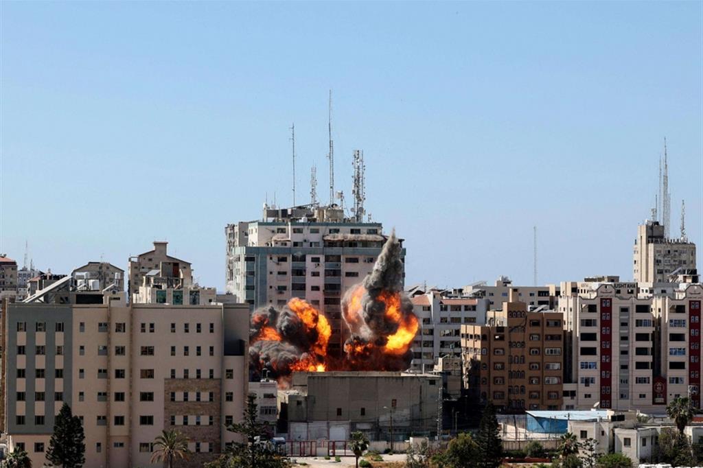La Jala Tower bombardata da un raid israeliano a Gaza City