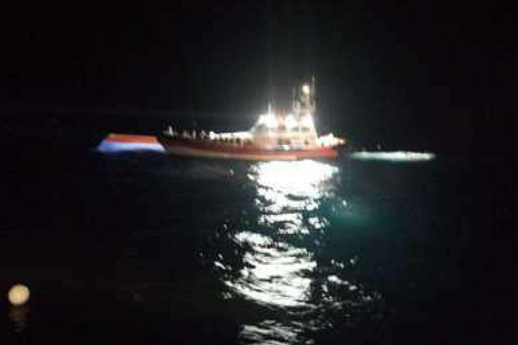 Un fermo immagine tratto da un video della guardia costiera di Lampedusa