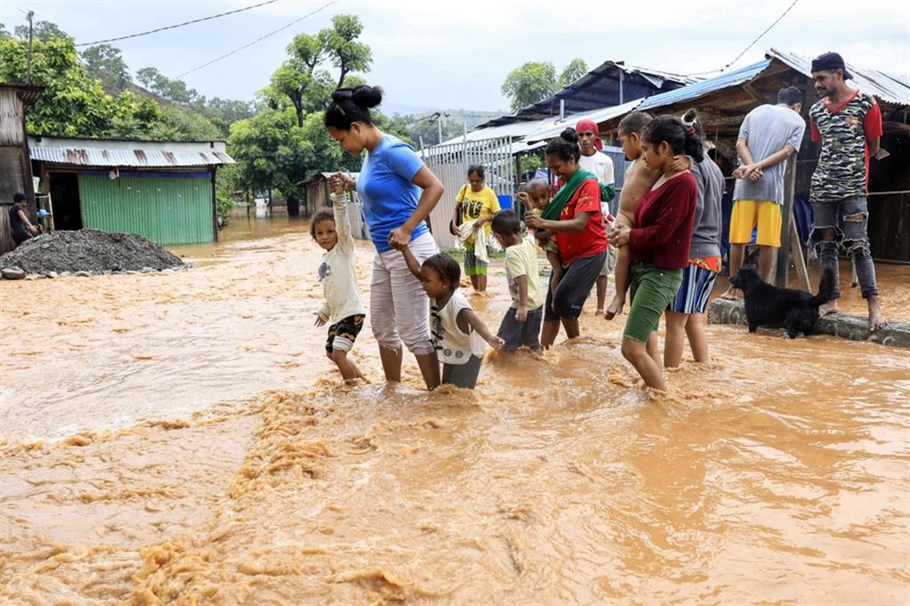 A Timor Est (nella foto) e nell'isola di Flores in Indonesia le inondazioni hanno provocato migliaia di sfollati