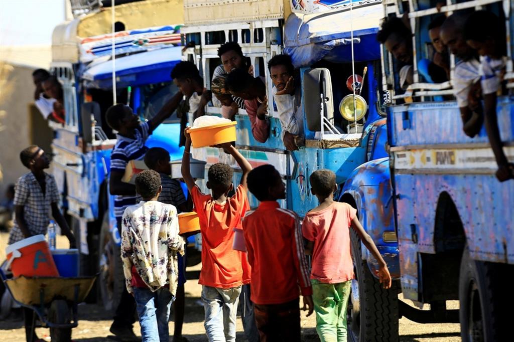 Un gruppo di sfollati dal Tigrai all’arrivo nello Stato sudanese di Kassala al confine etiope