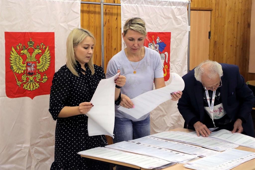 Lo scrutinio dei voti in un seggio elettorale russo
