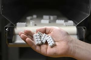 I primi mattoncini Lego da plastica riciclata
