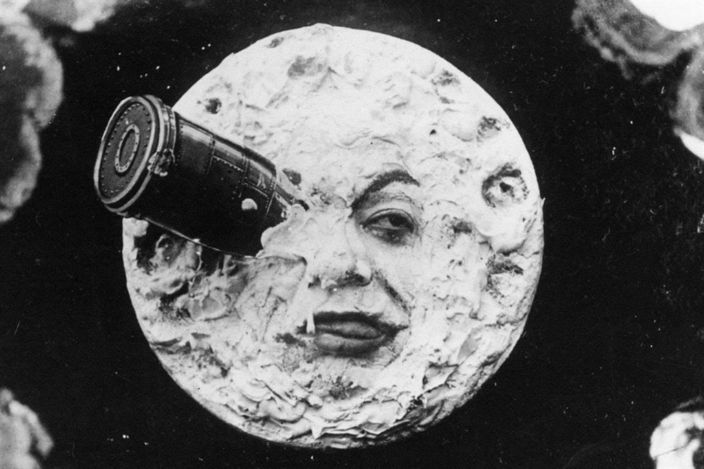 Un frame di “Le Voyage dans la lune”, film muto del 1902 scritto, prodotto, montato, musicato, scenografato e diretto da Georges Méliès