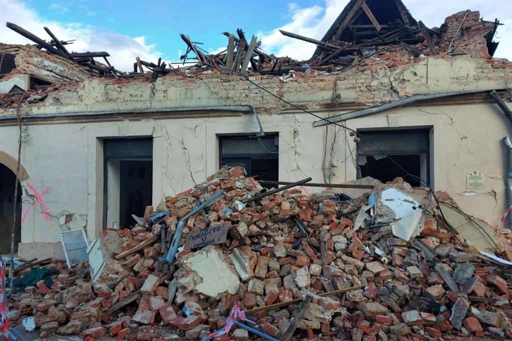 Una casa distrutta a Petrinja