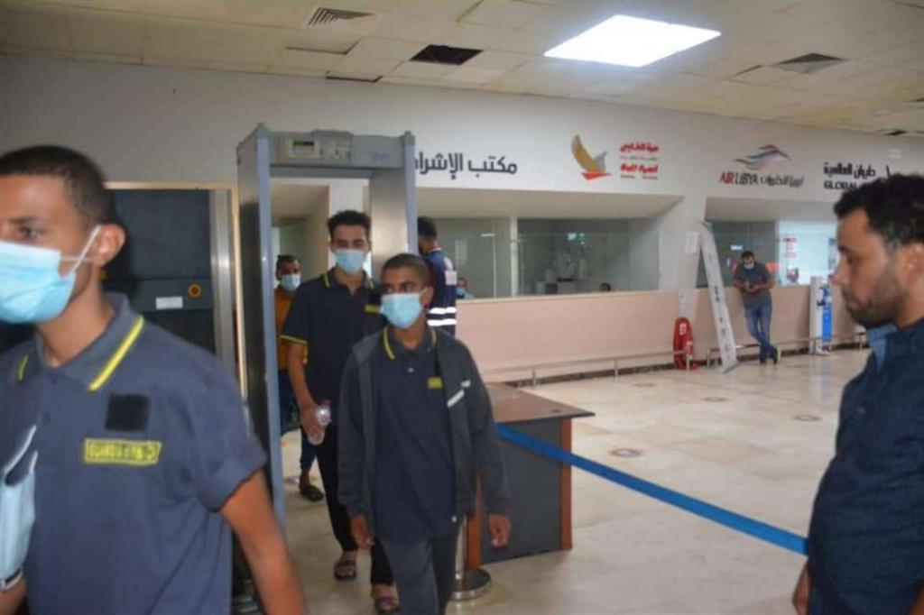 I giovanissimi migranti egiziani rimpatriati dalle autorità libiche con le maglie della Guardia di Finanza italiana - Twitter ministero dell'Interno egiziano (@moi.gov.ly)