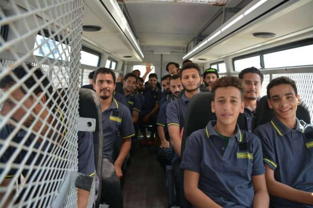 I giovanissimi migranti egiziani rimpatriati dalle autorità libiche con le maglie della Guardia di Finanza italiana