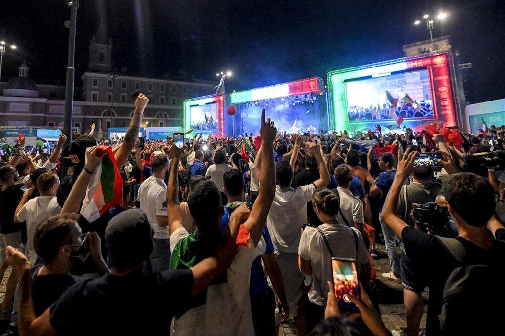 Anche gli assembramenti per le partite degli Europei di calcio hanno contribuito a fare risalire i contagi, non solo in Italia
