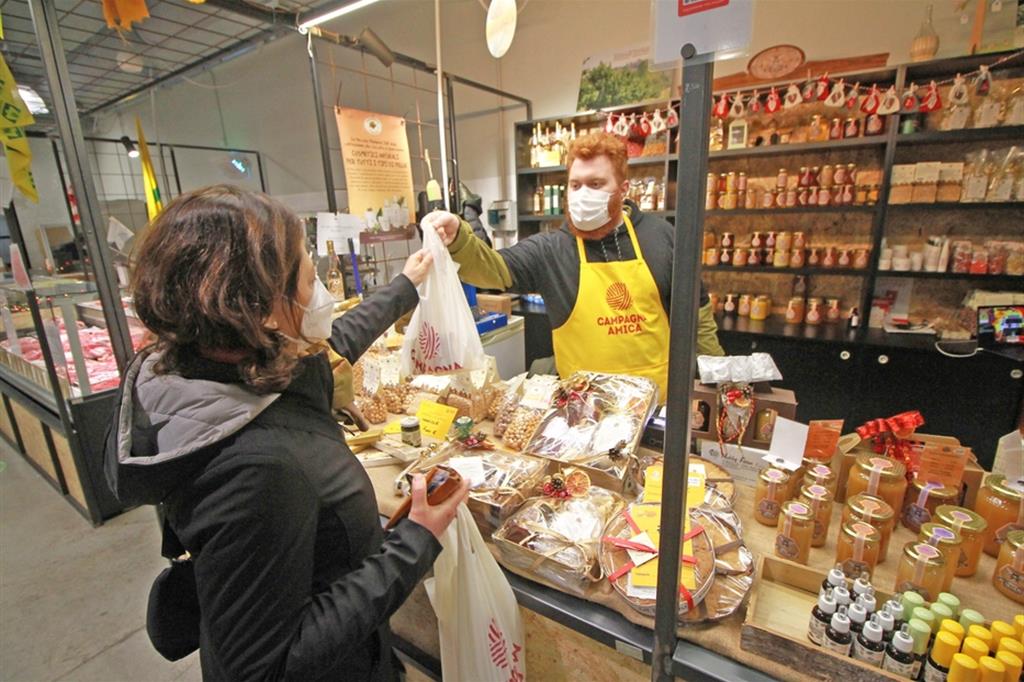 Una donna fa la spesa al mercato Campagna Amica di Coldiretti a Milano