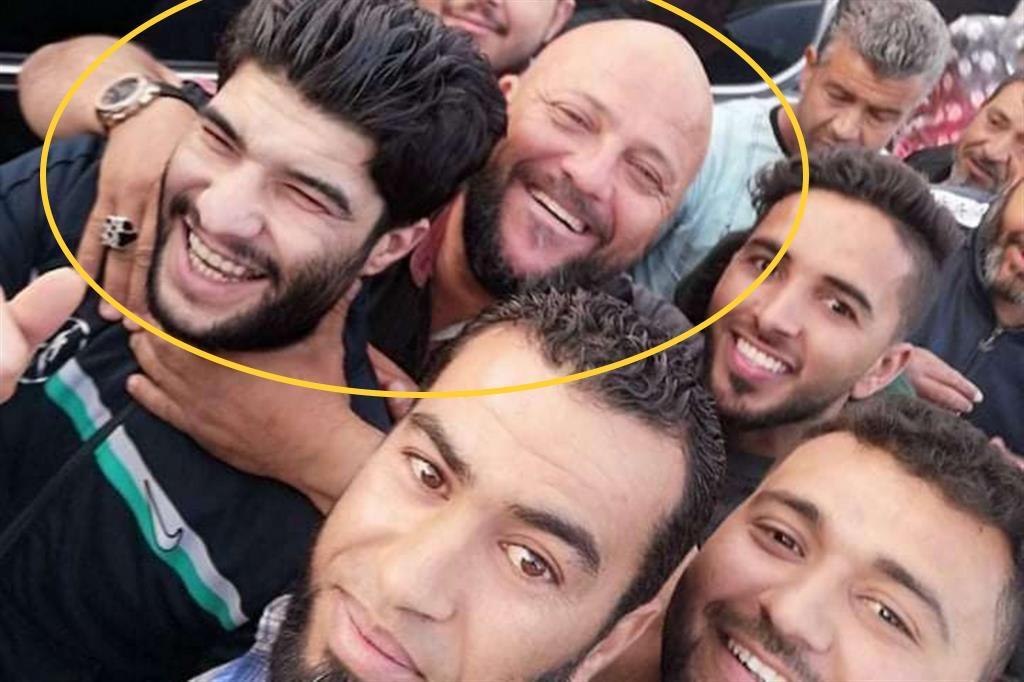 al-Milad "BIja" e il cugino "Osama" abbracciati, in una foto diffusa sui social nel giorno della scarcerazione di al-MIlad