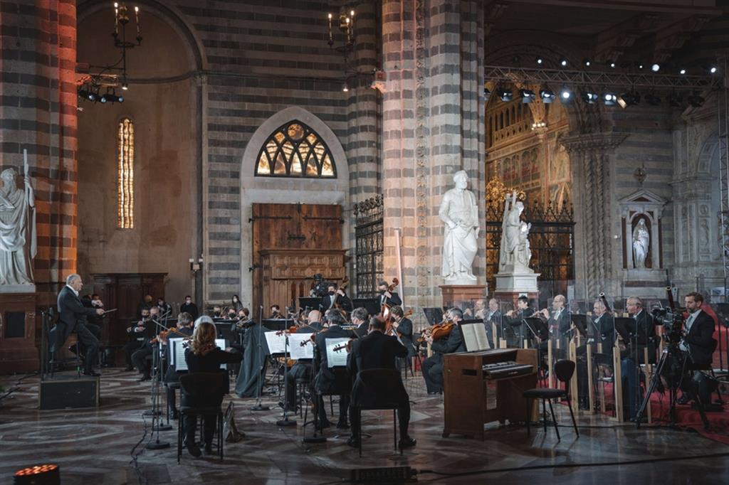 L’interno del Duomo di Orvieto che ospita il Concerto di Pasqua
