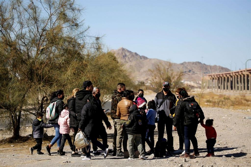 Migranti in cerca di asilo negli Usa vicino al Rio Bravo, in Messico