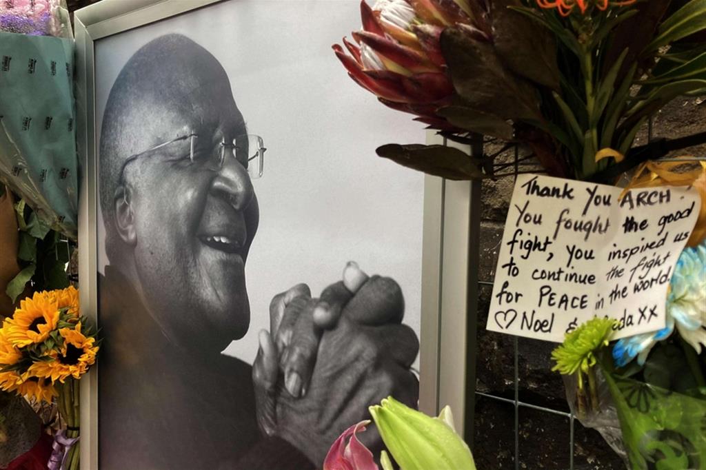 Fiori accanto a una fotografia di Desmond Tutu davanti alla cattedrale di San Giorgio a Cape Town
