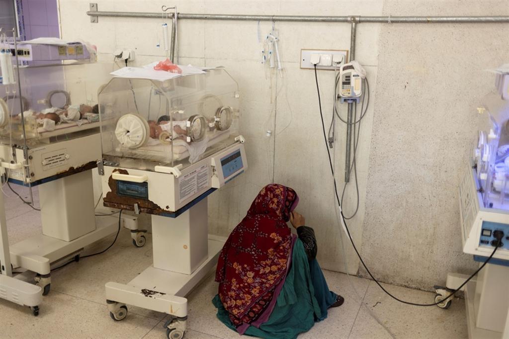 Una mamma accanto all'incubatrice che accoglie il figlio nato prematuro nell'ospedale Indira Gandhi di Kabul