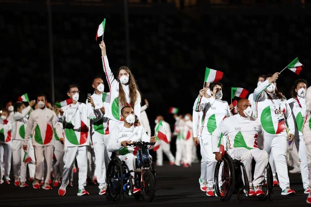 Gli atleti italiani sfilano alla cerimonia inugurale delle Paralimpiadi Tokyo 2020