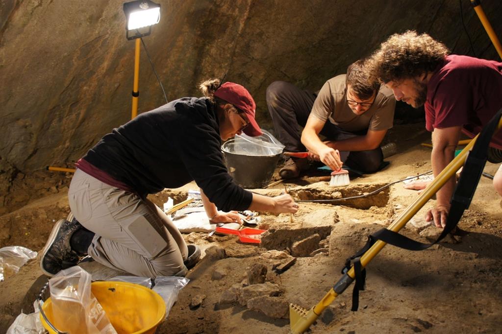 I ricercatori al lavoro nella grotta di Arma Veirana