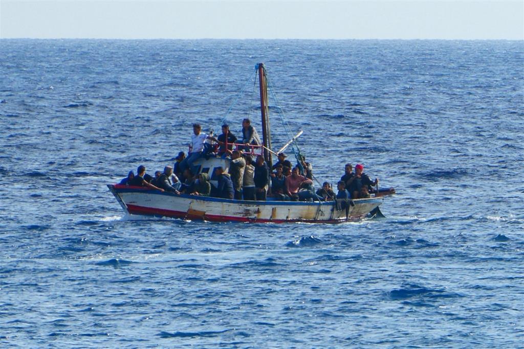 Calabria, la Guardia di Finanza salva la "barca dei minori"