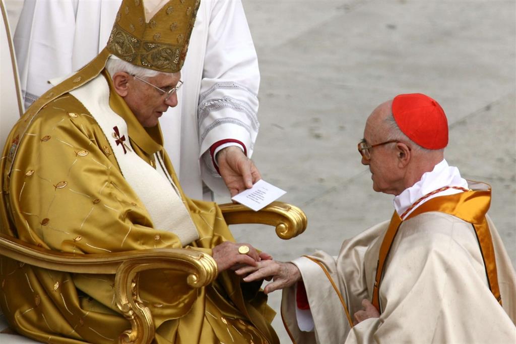 Benedetto XVI mentre crea cardinale Vanhoye nel 2006