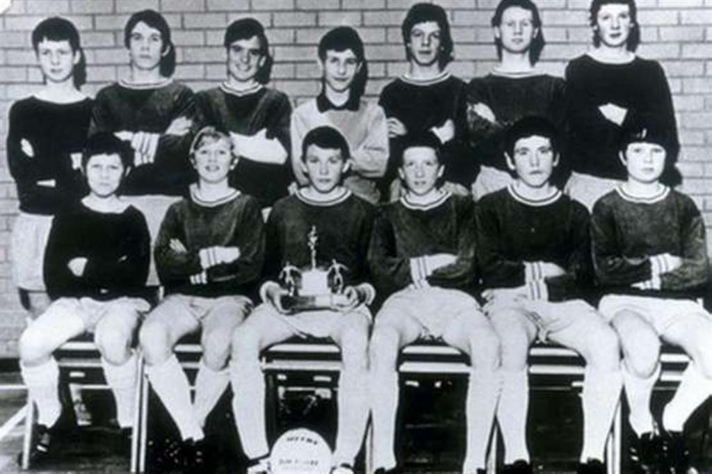 Nella foto cerchiata: alla destra di O’Neil poi calciatore del Wolverhampton, che tiene la coppa, un giovanissimo Bobby Sands
