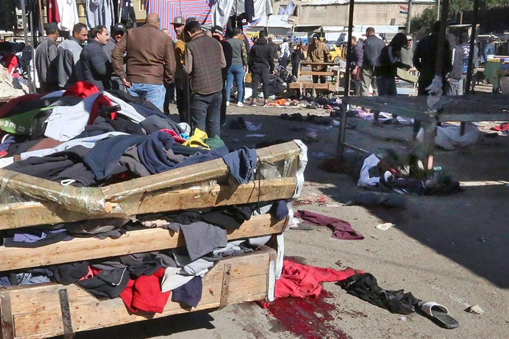 La piazza del mercato all'aperto di Baghdad dove hanno colpito i due kamikaze