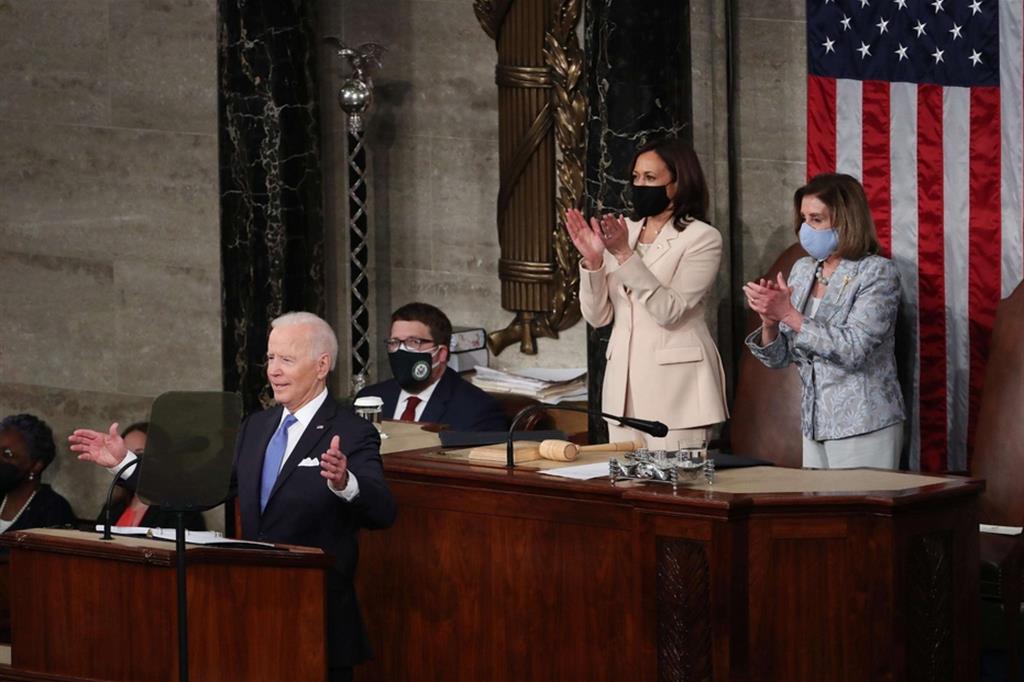Il discorso di Biden al Congresso. Per la prima volta ci sono due donne sul podio, sedute dietro al presidente: la vice Kamala Harris e la speaker Nancy Pelosi