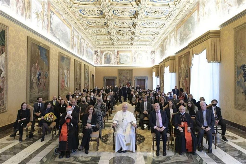 Per la prima volta Francesco conferisce le onorificenze pontificie a due giornalisti “decani” della Sala stampa. Oggi in quattro diocesi italiane la Giornata del quotidiano dei cattolici nel segno della riflessione