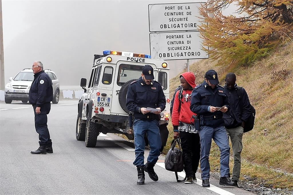 Migranti respinti dalla gendarmeria francese al confine e riportati in Italia a Claviere, foto d'archivio