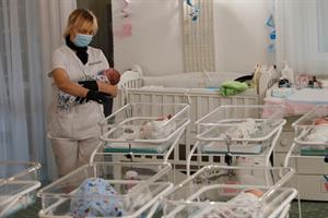 Milano, il Consiglio comunale non riesce a dire «no» alla maternità surrogata