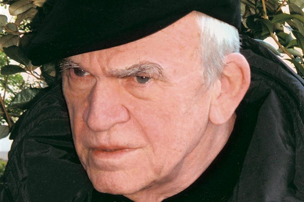 Una immagine dello scrittore Milan Kundera che ha oggi 92 anni