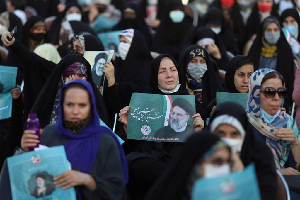 Una manifestazione a favore del candidato presidenziale Ebrahim Raisi a Teheran