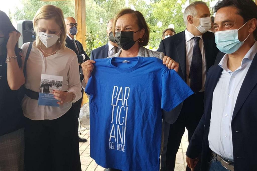 La ministra Lamorgese indossa la maglietta dei “Partigiani del bene”