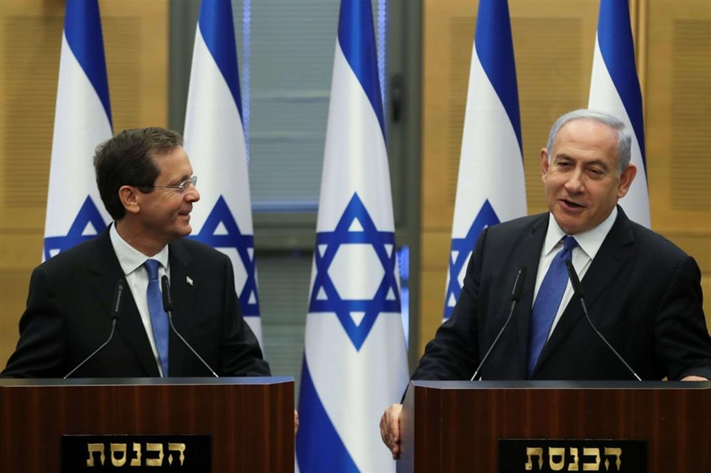 l nuovo presidente israeliano Isaac Herzog (a sinistra) e il primo ministro uscente Benjamin Netanyahu alla Knesset