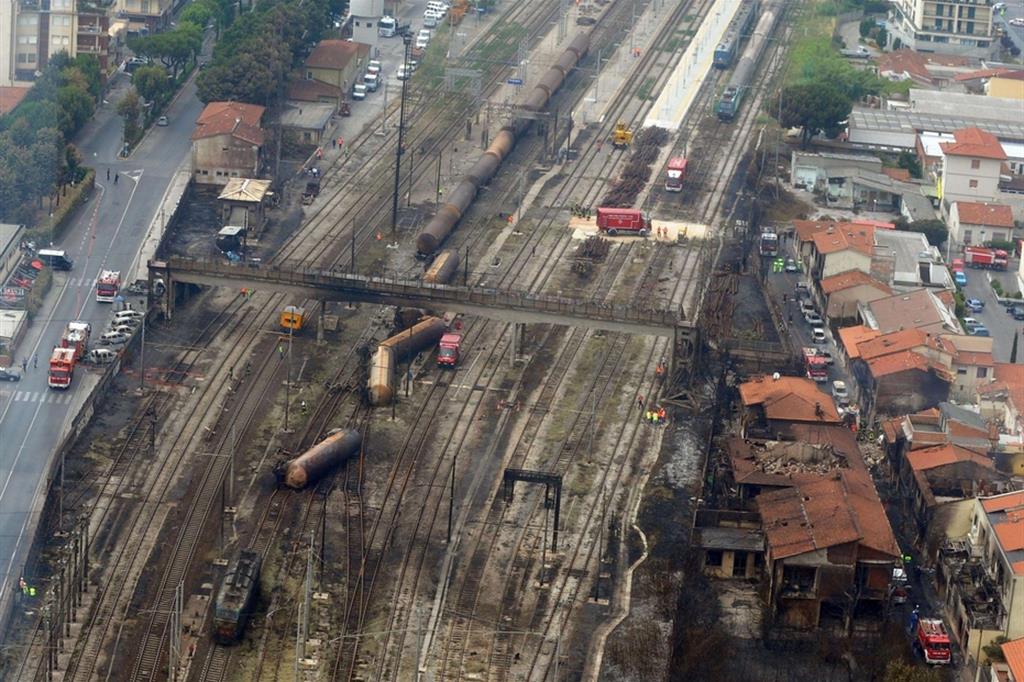Stazione di Viareggio, una veduta dall'elicottero del luogo dell'esplosione in una foto del 30 giugno 2009. La strage, avvenuta nella notte del 29 giugno, costò la vita a 32 persone