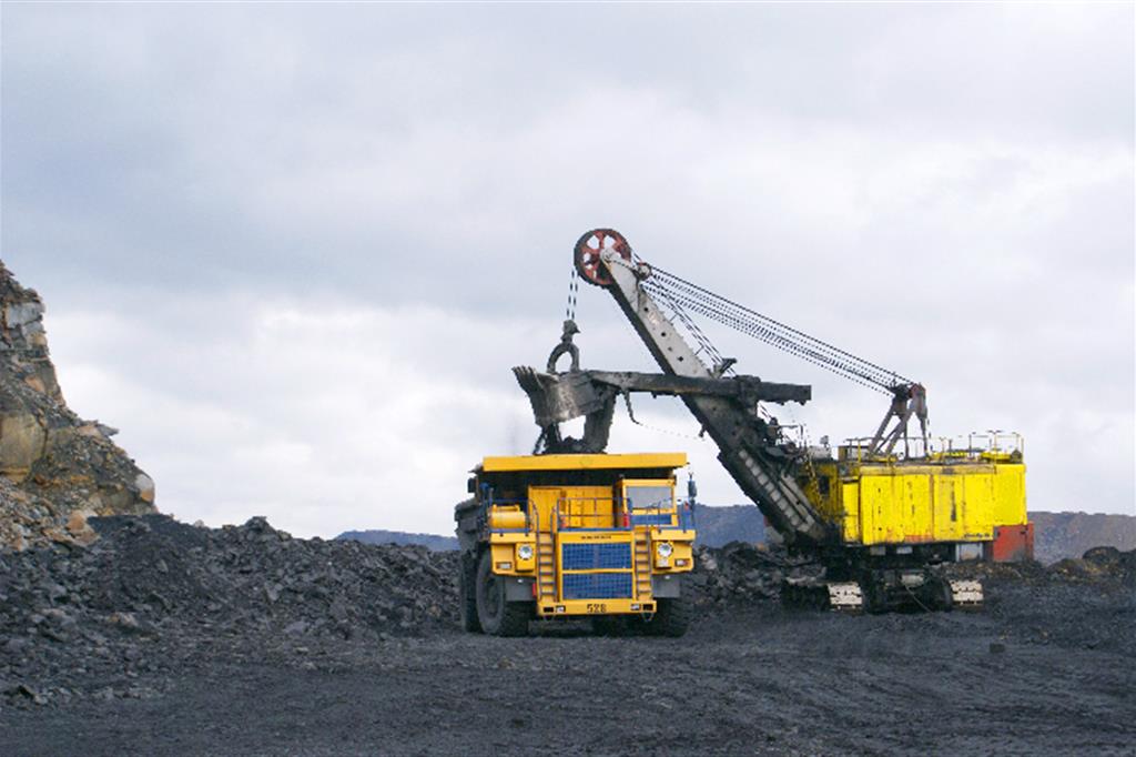 Un mezzo al lavoro in una miniera di carbone in Siberia