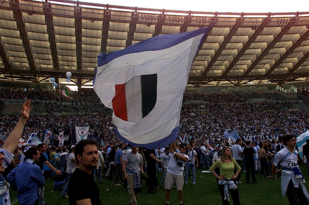 Tifosi della Lazio in festa dopo la vittoria del secondo scudetto biancazzurro