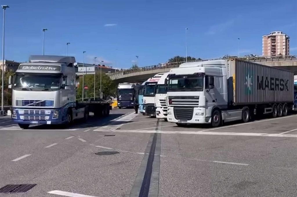 Camion all'esterno del porto di Trieste