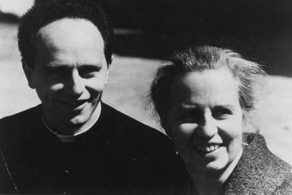 Il fondatore della scuola di Barbiana, don Lorenzo Milani (1923-1967) con la madre Alice Weiss