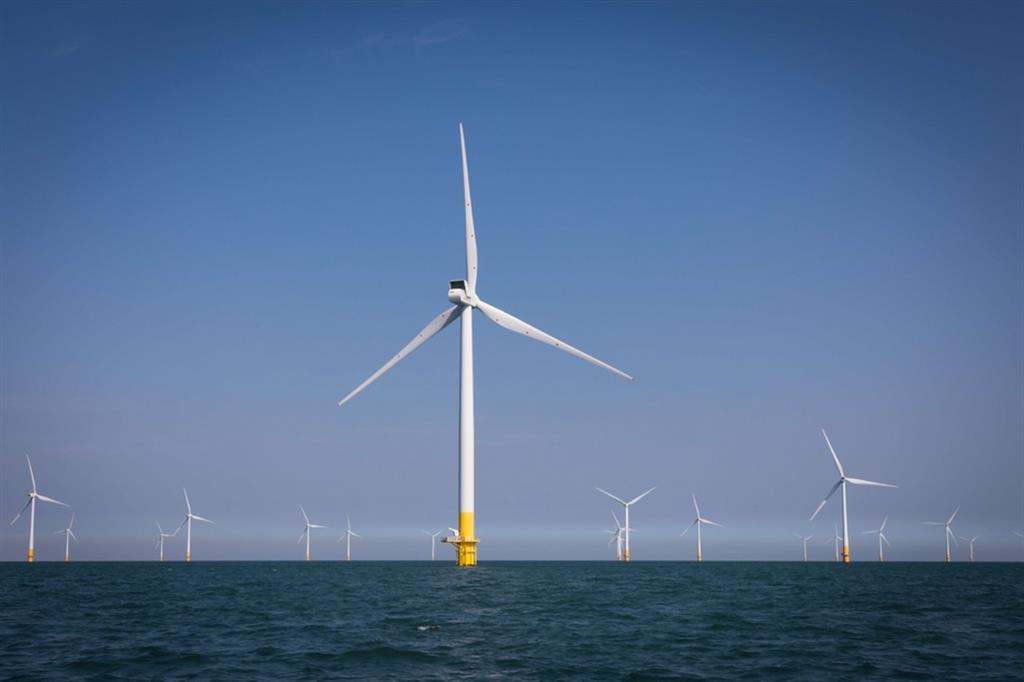 Una pala eolica offshore nel Regno Unito: molto del Pnrr italiano punta a espandere la capacità di produzione di energia rinnovabile