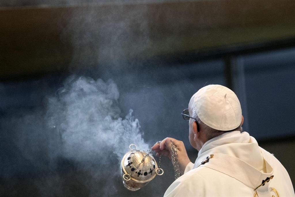 Il fumo profumato che sale al cielo è metafora viva della preghiera a Dio