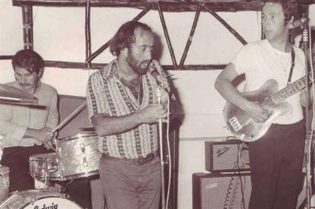Lucio Dalla in concerto con gli Idoli, il gruppo che accompagnò il cantante bolognese dal 1966 al 1972