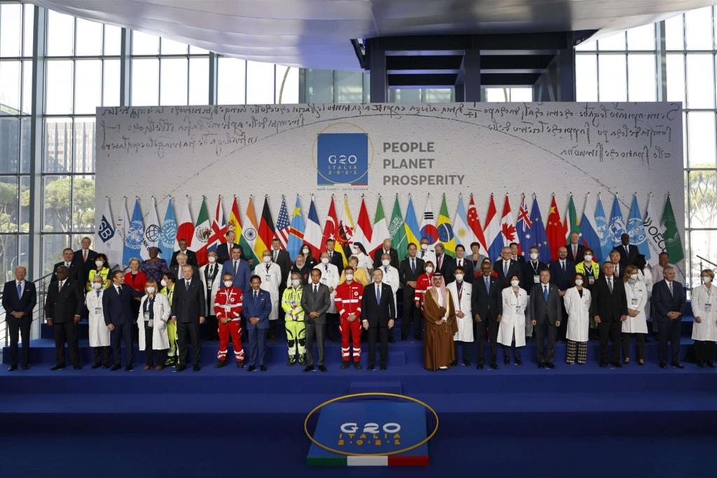 I leader del G20 nella foto di gruppo con medici e infermieri della Croce Rossa
