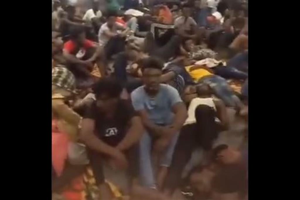 Un fermo immagine del video che documenta le terribili condizioni di un gruppo di persone migranti in Libia