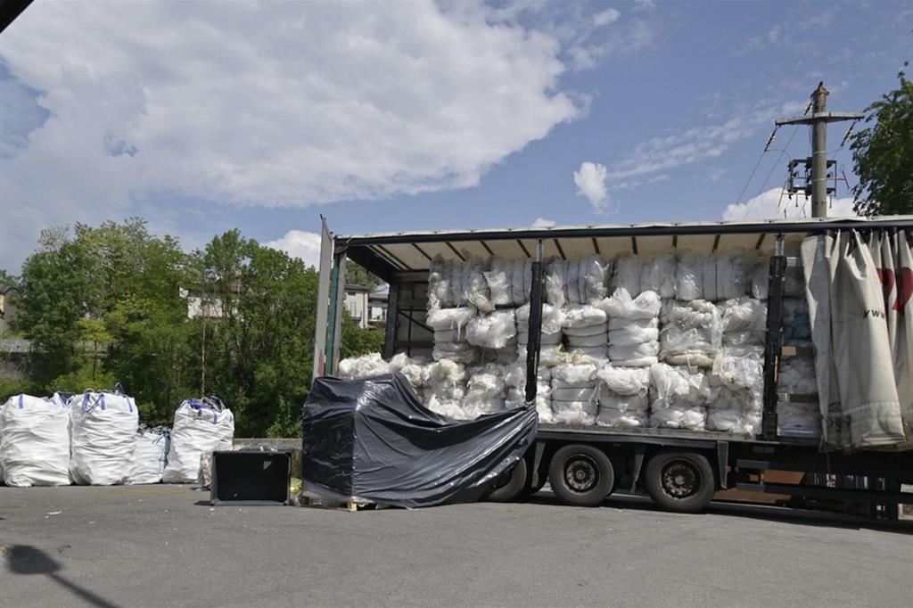 Bergamo, la ditta PlasticLeffe dove un operaio di 59 anni è morto travolto da un carico che stava scaricando