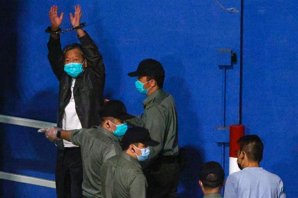 L'attivista Lee Cheuk-yan con le mani alzate dopo la sentenza