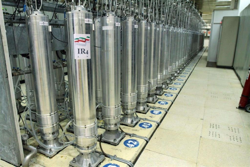 Una foto resa disponibile dall'organizzazione per l'energia atomica (Aeoi) iraniana mostra le centrifughe nell'impianto di Natanz nell'Iran centrale