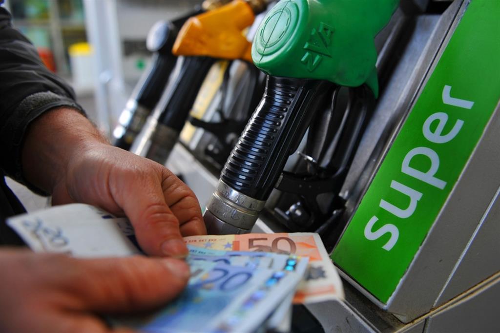 Non si ferma il caro benzina: la verde sfiora 1,6 euro al litro