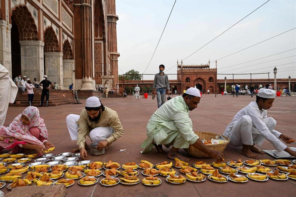 Volontari preparano il cibo per i fedeli al tramonto nel primo giorno del Ramadan, nella moschea di Jama Masjid a New Delhi
