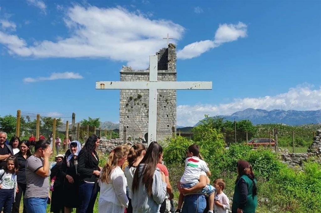 La Messa fra le rovine del monastero di Rrash-Kullaj in Albania