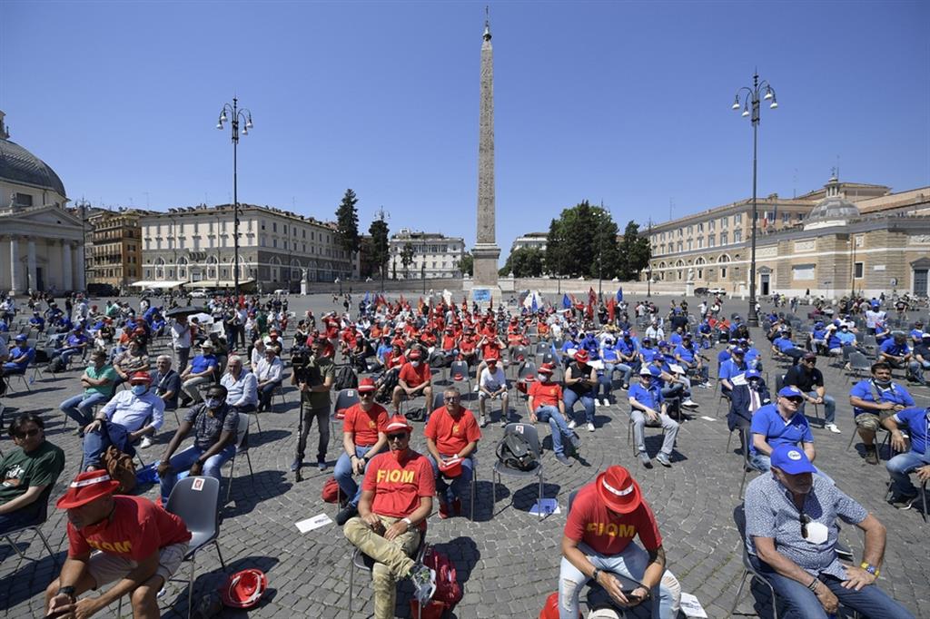 Manifestazione dei lavoratori metalmeccanici dei sindacati Fiom - Fim - Uilm in piazza del Popolo a Roma nel giugno 2020)