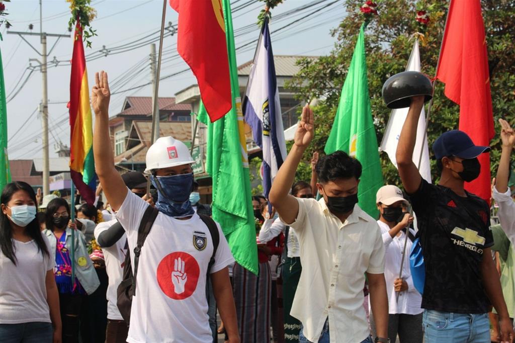 La protesta a Dawey: i manifestanti fanno il saluto con le tre dita mutuato dalla saga di Hunger games