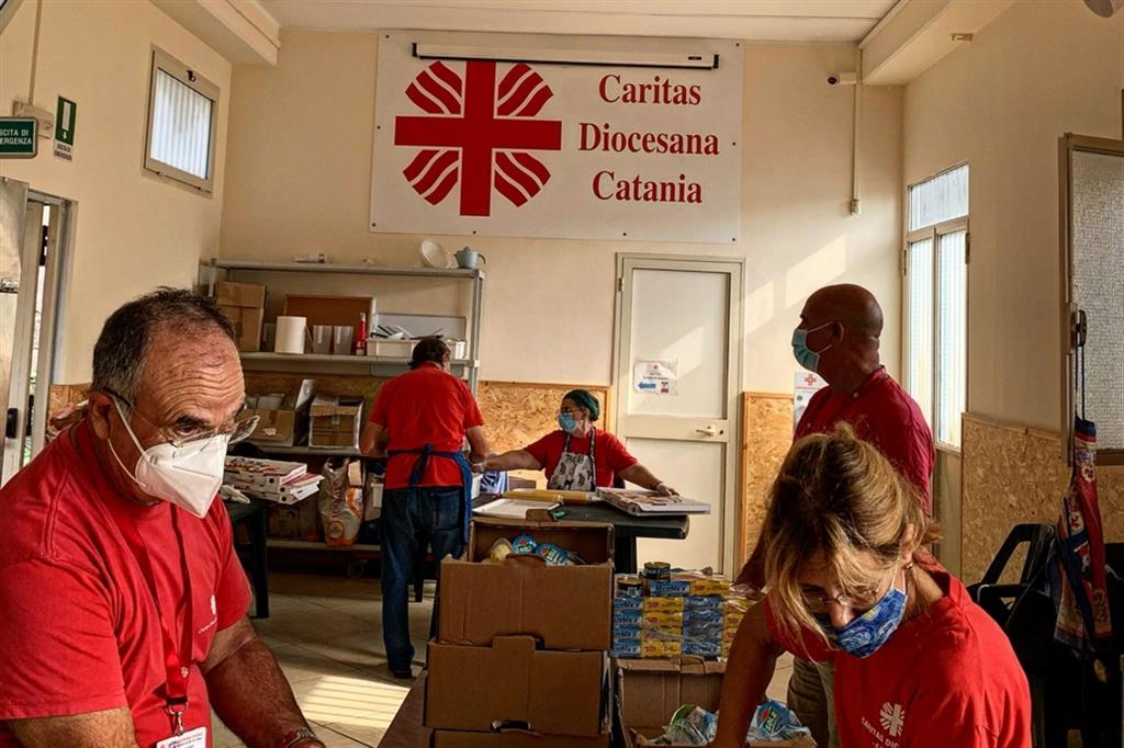Volontari al lavoro alla Caritas di Catania